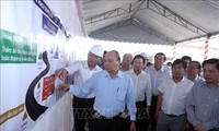 Premierminister Nguyen Xuan Phuc überprüft den Bauprozess der Autobahn Trung Luong-My Thuan