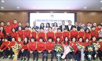 Die vietnamesische Fußballmannschaft der Frauen erhält bei der Siegesehrung Prämien