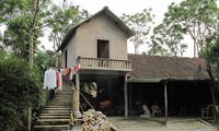 Häuser gegen Taifun und Hochwasser für Bewohner an der Küste bauen