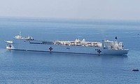 Krankenhausschiff der US-Marine legt am Hafen von Vung Ro an