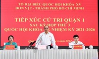 Staatspräsident Nguyen Xuan Phuc: sich besser um die medizinischen Kräfte kümmern