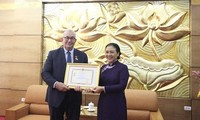 Verleihung des Erinnerungsordens „Für Frieden und Freundschaft zwischen den Völkern” an den belgischen Botschafter 