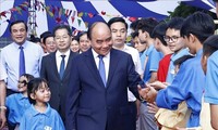 Staatspräsident Nguyen Xuan Phuc feiert den Schultag mit Waisenkindern durch Covid-19-Pandemie