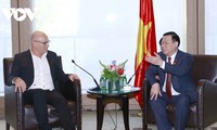 Parlamentspräsident Vuong Dinh Hue trifft Schatzmeister von Victoria und Vertreter großer australischen Konzerne
