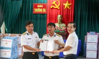 Besondere Bücher als Geschenke an Soldaten auf der Inselgruppe Truong Sa und dem Wachturm DK1