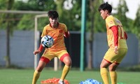 Die vietnamesische Fußballmannschaft der Frauen trainiert mit dem Spielball der Weltmeisterschaft 2023