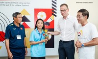 Die vietnamesische Fußballnationalmannschaft der Frauen besucht die deutsche Botschaft in Hanoi