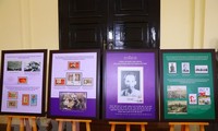 Die Ausstellung über Präsident Ho Chi Minh durch Briefmarkensammlungen und Postkarten in Hanoi eröffnet