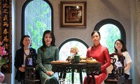 Die Frauen von Staatschefs Vietnams und Südkoreas genießen Ao Dai-Modenschau