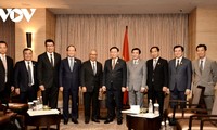 Parlamentspräsident Vuong Dinh Hue trifft Leiter indonesischer Unternehmen