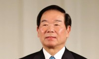 Parlamentspräsident Vuong Dinh Hue gratuliert dem Präsidenten des japanischen Unterhauses, Nukaga Fukushiro