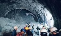 Tunnel-Einsturz in Indien: Schwere Maschinen zur Rettung im Einsatz