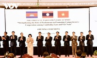 Eröffnung des 1. Gipfeltreffens der Parlamente Kambodschas, Laos und Vietnams