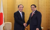 Premierminister Pham Minh Chinh empfängt den ehemaligen japanischen Premierminister Suga Yoshihide