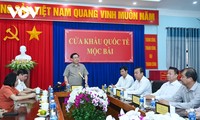 Parlamentspräsident Vuong Dinh Hue besucht Einsatzkräfte am internationalen Grenzübergang Moc Bai