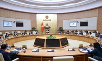 Premierminister Pham Minh Chinh leitet Regierungssitzung über den Gesetzaufbau im Januar 2024