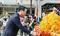 Staatspräsident Vo Van Thuong zündet Räucherstäbchen zum Andenken an verstorbene Revolutionäre an