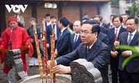 Staatspräsident Vo Van Thuong zündet Räucherstäbchen zum Gedenken an König An Duong Vuong an