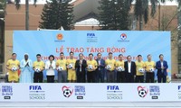 Ballspende im Rahmen des FIFA-Programms „Fußball für Schulen“