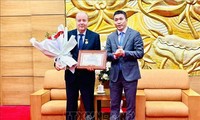 Verleihung der Erinnerungsnadel an den algerischen Botschafter in Vietnam Abdelhamid Boubazine