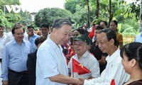 Staatspräsident To Lam besucht das alte Dorf Duong Lam