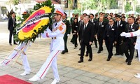 Vietnamesen und internationale Freunde besuchen Trauerfeier für KPV-Generalsekretär Nguyen Phu Trong