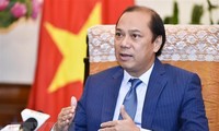 아세안 SOM 베트남대표인 응우옌 꾸억 중 외무부 차관, 회의결과에 대해 언론 인터뷰를 가졌다