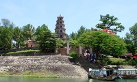 후에의 신성한 티엔무 (Thiên Mụ) 사원