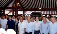 총리 및 국회의장, 호찌민 주석 참배