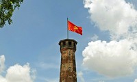 탕롱 왕궁에서 재현된 65 년 전 역사적 국기의례 행사