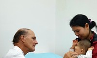 멕케이 맥키논 성형외과 의사, 베트남 어린이 무료 성형수술