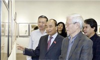 응우옌 쑤언 푹 총리, 응오 마인 런 인민예술인 전시회 방문