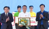 띠엔장성 참가자, ‘베트남 공산당 알아보기’ 대회 특별상 수상