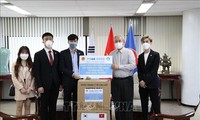 한국 거주 베트남 교포들에게 2만 5천 장의 의료 마스크 전달
