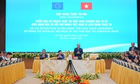 응우옌 쑤언 푹 총리, EVFTA 전개 관련 온라인으로 전국회의 주재