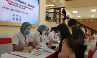 베트남은 코로나19 신규확진자 첫3명 백신 임상 시험 주사
