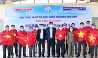 푸옌 어민에 국기 1만 개 기증