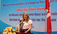 캐나다 외무장관, 타이 응우옌 대학교 방문
