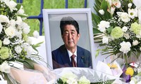 응우옌 쑤언 푹 주석, 아베 신조 전 일본 총리 국장 참석