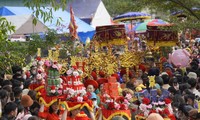 하남 섬 마을의 독특한 띠엔꽁 축제