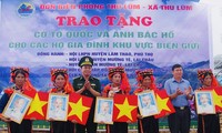 라이쩌우성 주민들에게 국기 및 호찌민 주석 초상화 전달