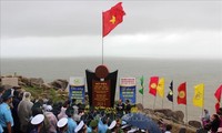 베트남 육지 극동 지역의 2024년 새해 국기 게양식