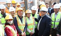 팜 민 찐 총리, 하노이 도시 메트로 3호선 공사 직원들에게 설 인사 전달