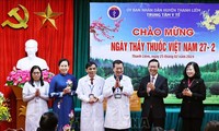 보 반 트엉 주석, 하남성 의료진에게 축하 전달