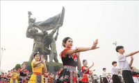 디엔비엔성 내 길거리 춤추기 공연…2200여 명의 학생 참여 