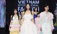 2024년 베트남 국제 패션위크·· 16명의 디자이너와 많은 유명 패션 브랜드 유치