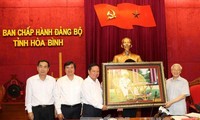 អគ្គលេខាបក្សលោក Nguyen Phu Trong អញ្ជើញទៅបំពេញការងារនៅខេត្ត Hoa Binh