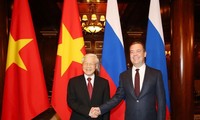 អគ្គលេខាបក្សកុម្មុយនិស្តវៀតណាមលោក Nguyen Phu Trong អញ្ជើញជួបសវនាការ ជាមួយនាយករដ្ឋមន្រ្តីសហព័ន្ធរុស្ស៊ីលោក Dmitry Medvedev