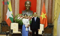 ប្រធានរដ្ឋវៀតណាមលោក Tran Dai Quang ទទួលជួយជាមួយទីប្រឹក្សារដ្ឋមីយ៉ាន់ម៉ាលោកស្រី Aung San Suu Kyi