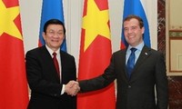 ប្រធានរដ្ឋវៀតណាម Truong Tan Sang ជួបសន្ទនាជាមួយនាយករដ្ឋមន្ត្រី Dmitry Medvedev